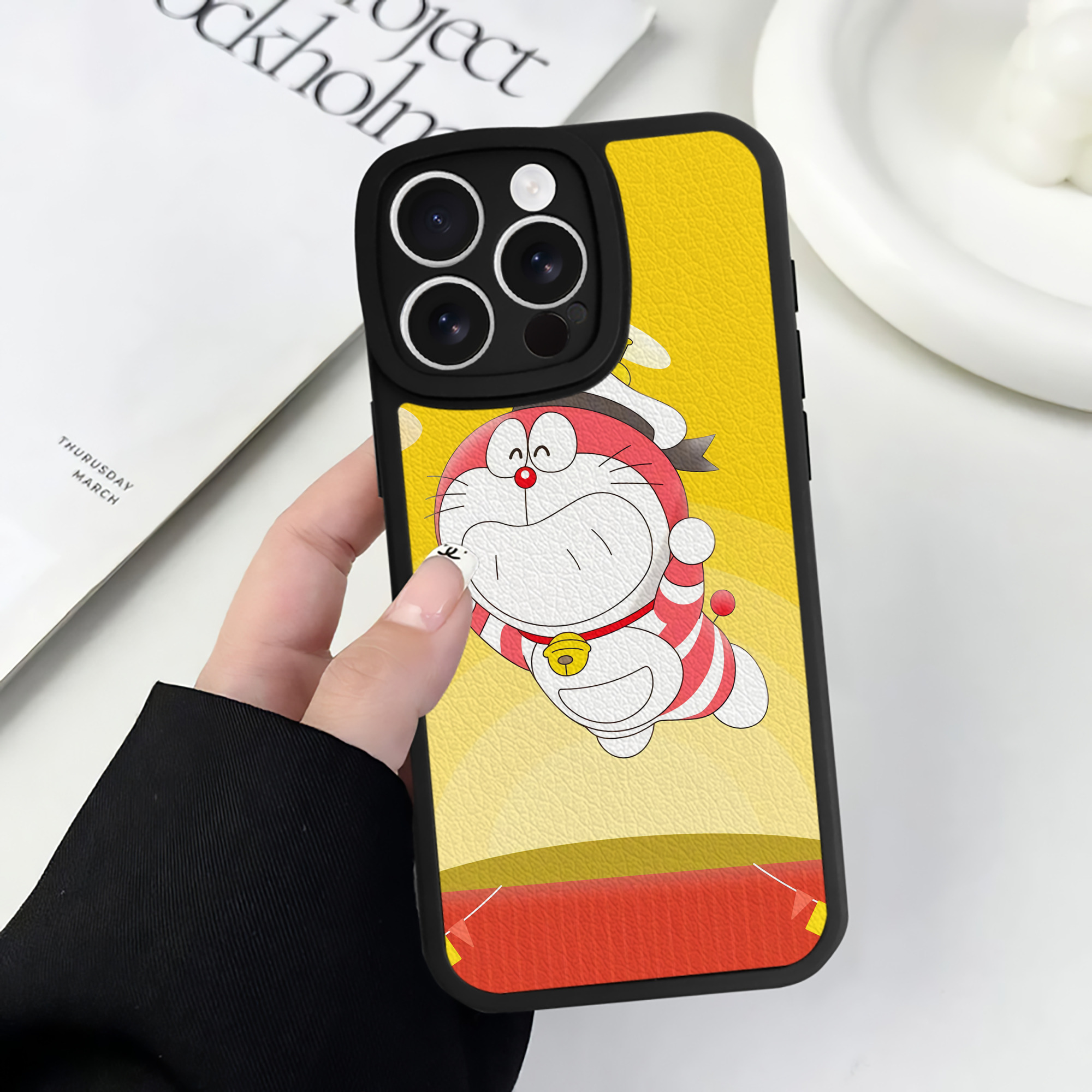 （画像用） ドラえもん Doraemon 【iPhone 16シリーズ対応】シリコンスマホケース（レザー調） 材質：シリコン